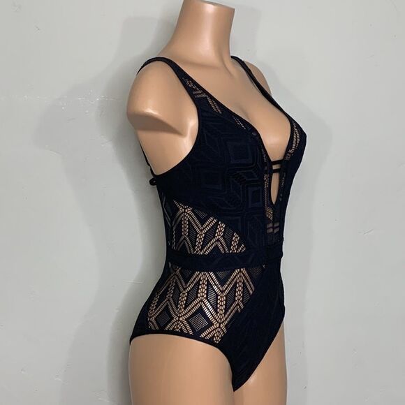 BECCA Keyhole plunge crochet swimsuit. NWT - Picture 7 of 13